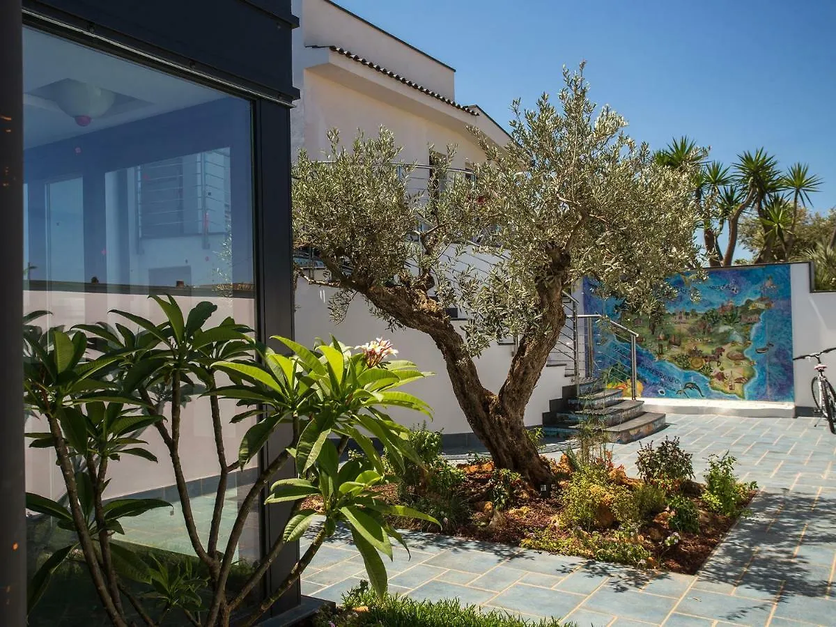 *** Bed & Breakfast Tra Le Braccia Di Morfeo Bed and Breakfast Terrasini Italien